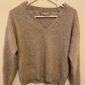 Everlane 100% Cashmere Gray V-Neck sweater- Size M